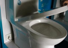 <b>新房裝修完住久了 出現(xiàn)馬桶蓋變黃怎么辦？</b>